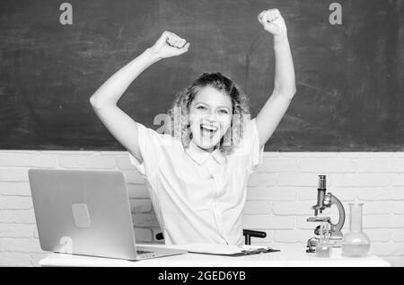 Bewerben Sie sich für Stipendium und Stipendium talentierten Studenten. Student Mädchen mit Laptop und Mikroskop. Universitätsschüler oder Lehrer. Eigene Forschung starten Stockfoto