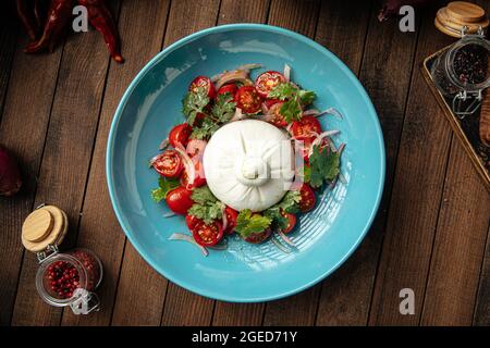 Burrata Käsesalat mit Kartoffeln auf einem blauen Teller Stockfoto