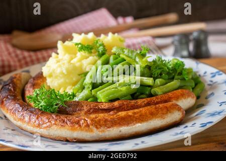 Deutsche thüringer Bratwurst mit Kartoffelpüree und Gemüse Stockfoto