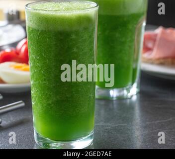 Grüner Smoothie mit Gurke, grünem Apfel und Salat Stockfoto