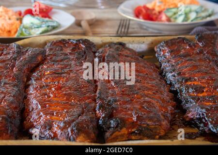 Spare Ribs mariniert und glasierte ganze Gestelle auf einem Backblech Stockfoto