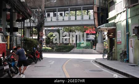 BTS Skytrain Skywalk Sukhumvit Road Blick von der Soi 11 Nana Area Bangkok Thailand Stockfoto