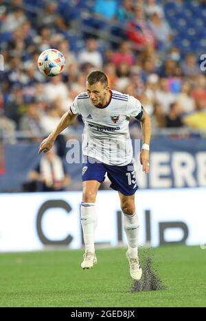 18. August 2021; Foxborough, MA, USA; Der Verteidiger von D.C. United, Frederic Brillant (13), steht während eines MLS-Spiels zwischen D.C. United und New England Revolution im Gillette Stadium an der Spitze des Balls. Anthony Nesmith/CSM Stockfoto