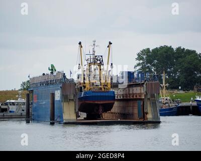 Fischerboot in einem Trockendock für Wartung, Den Helder Hafen, Noord Holland, Niederlande Stockfoto