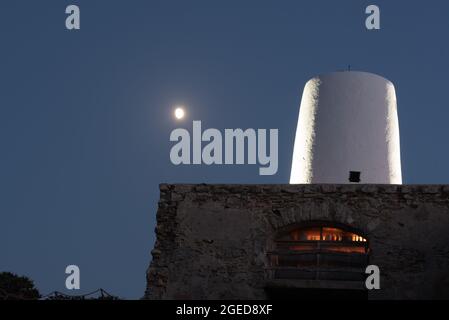 Luxuriöses Restaurant Moli de Sal auf der Insel Formentera im Sommer 2021 mit Blick auf den Sonnenuntergang. Stockfoto