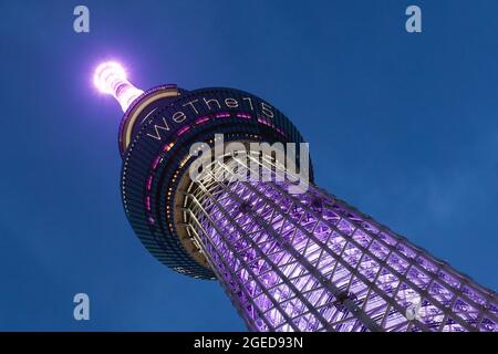 Tokio, Japan. August 2021. Tokyo Skytree leuchtet in Pink und sagt WeThe15, zur Unterstützung einer globalen Menschenrechtsbewegung für die 1.2 Milliarden Menschen mit Behinderungen, die vom Internationalen Paralympischen Komitee (IPC) und anderen internationalen Organisationen geleitet wird. Andere Wahrzeichen auf der ganzen Welt leuchten heute (19. August) in Violett, darunter die Tokyo Metropolitan Government, das New Yorker Empire State Building, der Genfer Jet d'Eau, der Moskauer Ostankino Tower, das Kolosseum in Rom, das London Eye, Und die Niagarafälle, die Kanada und die USA umfassen. (Bild: © Rodrigo Reyes Marin/ZUMA Press Wire) Stockfoto