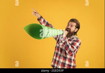 Förderung der Unternehmenswerbung. Bärtiger Mann mit wichtiger Ankündigung. große Eröffnung. Marketing und Werbung. Reifer Mann im Hemd mit Papier Stockfoto