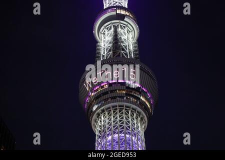 Tokio, Japan. August 2021. Tokyo Skytree leuchtet in Pink und sagt WeThe15, zur Unterstützung einer globalen Menschenrechtsbewegung für die 1.2 Milliarden Menschen mit Behinderungen, die vom Internationalen Paralympischen Komitee (IPC) und anderen internationalen Organisationen geleitet wird. Andere Wahrzeichen auf der ganzen Welt leuchten heute (19. August) in Violett, darunter die Tokyo Metropolitan Government, das New Yorker Empire State Building, der Genfer Jet d'Eau, der Moskauer Ostankino Tower, das Kolosseum in Rom, das London Eye, Und die Niagarafälle, die Kanada und die USA umfassen. (Bild: © Rodrigo Reyes Marin/ZUMA Press Wire) Stockfoto