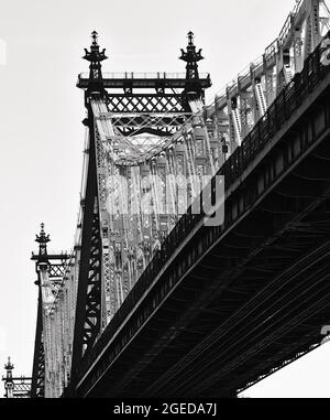 Schwarz-Weiß-Fotografie der Queensborough Bridge in New York City Stockfoto