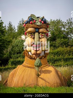 Sommer: Großformatige Skulptur, Teil der vier Jahreszeiten von Philip Haas, inspiriert von Giuseppe Arcimboldos Gemälden. Stockfoto