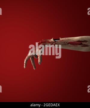 Die Hand des Monsters ist mit Blut auf farbigem Hintergrund bedeckt. Halloween-Feier Stockfoto