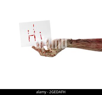 Monsters Hand hält Papier mit dem Wort HI in Blut vor weißem Hintergrund Stockfoto