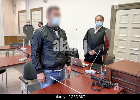 19. August 2021, Hamburg: Der Angeklagte des versuchten Mordes (l) und sein Anwalt Rasul Özpek (r) stehen vor Beginn des Prozesses im Gerichtssaal. Der 32-jährige Angeklagte versuchte angeblich am 27.1.2021 in Gartenschuppen einzubrechen. Als eine Ziviloffizierin auf ihn aufmerksam wurde, schlug er angeblich mit einem schweren Winkeleisen auf ihren Kopf. Als sich der Kollege des Ziviloffiziers ihr anschloss, ließ der Angreifer sie angeblich los und schlug ihn ebenfalls. Der 32-Jährige wird in zwei Anklagepunkten wegen versuchten Mordes, versuchten Diebstahls in einem besonders schweren Fall, gefährlicher Körperverletzung und des Angriffs auf ein Gesetz angeklagt Stockfoto