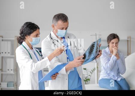 Ärzte studieren Röntgenbild der Lunge in der Klinik Stockfoto