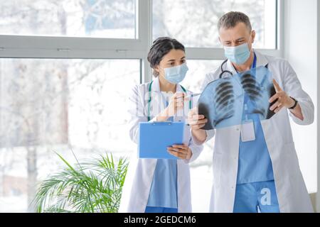 Ärzte studieren Röntgenbild der Lunge in der Klinik Stockfoto