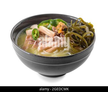 Leckere chinesische Suppe in der Schüssel auf weißem Hintergrund Stockfoto