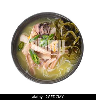 Leckere chinesische Suppe in der Schüssel auf weißem Hintergrund Stockfoto