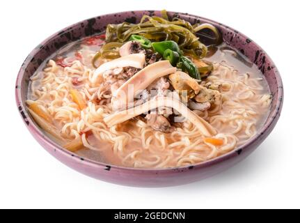 Leckere chinesische Suppe auf weißem Hintergrund Stockfoto