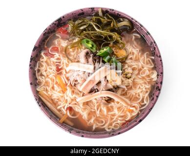 Leckere chinesische Suppe auf weißem Hintergrund Stockfoto