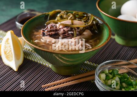 Leckere chinesische Suppe in der Schüssel auf dem Tisch Stockfoto