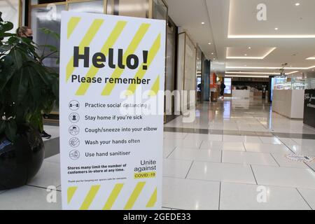 Christchurch, Neuseeland. August 2021. In einem Einkaufszentrum ist ein Schild zu sehen, auf dem die Käufer darauf hingewiesen werden, in Christchurch soziale Distanz zu üben und die Hände zu desinfizieren.ganz Neuseeland befindet sich am 17. August 2021 ab 23.59 Uhr drei Tage lang in Alarmstufe 4. Bis heute gibt es in dem Land 55 aktive Fälle von COVID-19. Kredit: SOPA Images Limited/Alamy Live Nachrichten Stockfoto