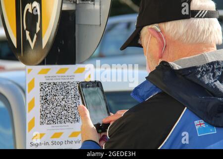 Christchurch, Neuseeland. August 2021. Ein Mann scannt den QR-Code mit seinem Smartphone, bevor er in einen Supermarkt in Neuseeland eindringt.durch das Einscannen können Menschen, die mit dem Virus in Berührung gekommen sind, zurückverfolgt werden. Ganz Neuseeland befindet sich drei Tage lang ab 23.59 Uhr am 17. August 2021 in Alarmstufe 4. Bis heute gibt es in dem Land 55 aktive Fälle von COVID-19. Kredit: SOPA Images Limited/Alamy Live Nachrichten Stockfoto