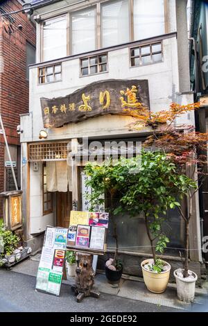 Ein japanisches Unagi-Restaurant in der Nähe der Nakamise dori-Einkaufsstraße in Asakusa, Tokio, Japan. Stockfoto