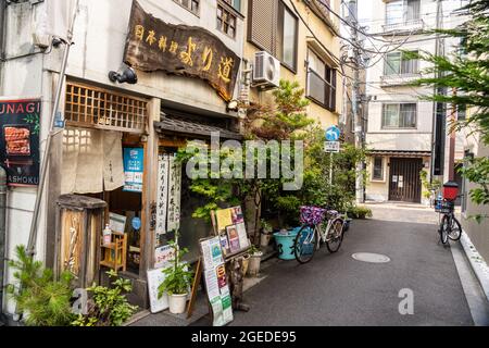 Ein japanisches Unagi-Restaurant in der Nähe der Nakamise dori-Einkaufsstraße in Asakusa, Tokio, Japan. Stockfoto