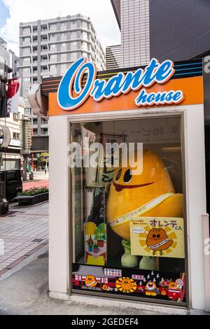 Das japanische Maskottchen Orente begrüßt die Besucher aus dem Orante House in der Orange Street in der Nähe des Sensoji-Tempels in Asakusa, Tokio, Japan. Stockfoto