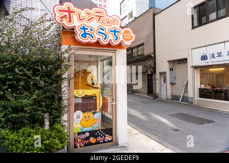 Das japanische Maskottchen Orente begrüßt die Besucher aus dem Orante House in der Orange Street in der Nähe des Sensoji-Tempels in Asakusa, Tokio, Japan. Stockfoto