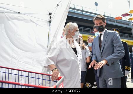 18. August 2020, Arles, Bouches-du-RhÃ´ne, Frankreich: Gabriel Attal (Regierungssprecher) spricht mit einer Krankenschwester, die für den PCR-Test (Polymerase Chain Reaction) für covid-19 am Eingang eines Gewerbegebiets zuständig ist.der Sanitäranpass für Geschäfte und Restaurants wird seit Anfang August schrittweise eingeführt. Ziel der Regierung ist es, dass bis Ende August mindestens 50 Millionen Menschen ihre erste Impfstoffinjektion mit Covid-19 erhalten. Regierungsbeamte erhöhen ihre Besuche in Gesundheitseinrichtungen, um sicherzustellen, dass die Regeln angewendet werden und um den prof aufzuklären Stockfoto