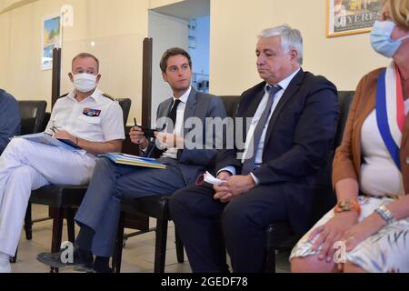 18. August 2020, Brignoles, Var, Frankreich: (L bis R) Evence Richard (prefet du var), Gabriel Attal (Regierungssprecher), Didier Bremond (Bürgermeister von Brignoles) und ValÃ©rie Gomez-Bassac (Stellvertreter LREM du Var) Bei einem Treffen mit Hotel- und Restaurantbesitzern zur Umsetzung des Sanitäranpasses..der Sanitäranpassfür Geschäfte und Restaurants wird seit Anfang August schrittweise umgesetzt. Ziel der Regierung ist es, dass bis Ende August mindestens 50 Millionen Menschen ihre erste Impfstoffinjektion mit Covid-19 erhalten. Regierungsbeamte nehmen ihre Besuche bei der Gesundheit zu Stockfoto