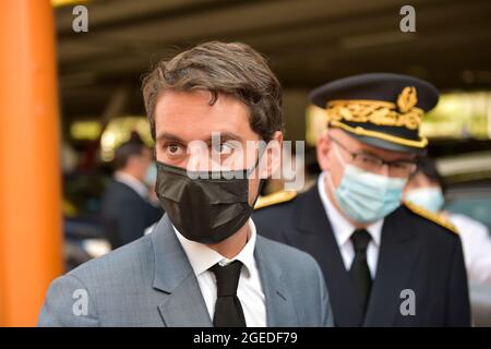 18. August 2020, Arles, Bouches-du-RhÃ´ne, Frankreich: Gabriel Attal, Der Regierungssprecher kommt im Handelszentrum des ZAC von Pioline an, um die Kontrollen des obligatorischen Sanitäranpasses auf den kommerziellen Flächen zu überwachen.der Sanitäranpasses für Geschäfte und Restaurants wird seit Anfang August schrittweise eingeführt. Ziel der Regierung ist es, dass bis Ende August mindestens 50 Millionen Menschen ihre erste Impfstoffinjektion mit Covid-19 erhalten. Regierungsbeamte nehmen ihre Besuche in Gesundheitseinrichtungen zu, um sicherzustellen, dass die Regeln angewendet werden und aufzuklären Stockfoto