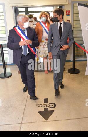 18. August 2020, Brignoles, Var, Frankreich: Didier Bremond (L), Bürgermeister von Brignoles und Gabriel Attal (R), Sprecher der Regierung bei einem offiziellen Besuch im Impfzentrum Brignoles in der Var-Abteilung. Der Sanitäranpass für Geschäfte und Restaurants wird seit Anfang August schrittweise eingeführt. Ziel der Regierung ist es, dass bis Ende August mindestens 50 Millionen Menschen ihre erste Impfstoffinjektion mit Covid-19 erhalten. Regierungsbeamte nehmen ihre Besuche in Gesundheitseinrichtungen zu, um sicherzustellen, dass die Regeln angewendet werden und um die Berufsleute aufzuklären Stockfoto