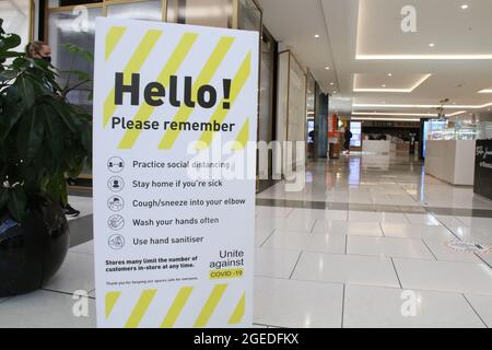 Christchurch, Neuseeland. August 2021. In einem Einkaufszentrum ist ein Schild zu sehen, auf dem die Käufer darauf hingewiesen werden, in Christchurch soziale Distanz zu üben und die Hände zu desinfizieren.ganz Neuseeland befindet sich am 17. August 2021 ab 23.59 Uhr drei Tage lang in Alarmstufe 4. Bis heute gibt es in dem Land 55 aktive Fälle von COVID-19. (Foto von Adam Bradley/SOPA Images/Sipa USA) Quelle: SIPA USA/Alamy Live News Stockfoto