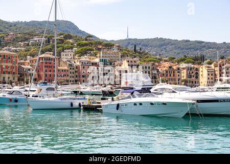 Touristen strömen am 19. August 2021 in die wunderschöne Stadt Santa Margherita im Levante Teil Liguriens. Santa Margherita und Ligurien bestechen durch die schöne Natur mit Meer, Hügeln, wo gewandert und geradelt werden kann und der schönen & bunten Architektur. Am Hafen von Santa Margherita legen viele Boote und Yachten an. * Touristen besuchen am 19. August 2021 die wunderschöne Santa Marghrita im Levante-Teil von Ligury, Norditalien. Die Menschen lieben Santa Margherita wie Ligurien überhaupt wegen der schönen Natur mit den Hügeln/ligurischen Bergen und dem Meer wie dem lokalen Colorfu Stockfoto