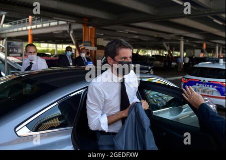 18. August 2020, Arles, Bouches-du-RhÃ´ne, Frankreich: Gabriel Attal, Der Regierungssprecher kommt im Handelszentrum des ZAC von Pioline an, um die Kontrollen des obligatorischen Sanitäranpasses auf den kommerziellen Flächen zu überwachen.der Sanitäranpasses für Geschäfte und Restaurants wird seit Anfang August schrittweise eingeführt. Ziel der Regierung ist es, dass bis Ende August mindestens 50 Millionen Menschen ihre erste Impfstoffinjektion mit Covid-19 erhalten. Regierungsbeamte nehmen ihre Besuche in Gesundheitseinrichtungen zu, um sicherzustellen, dass die Regeln angewendet werden und aufzuklären Stockfoto