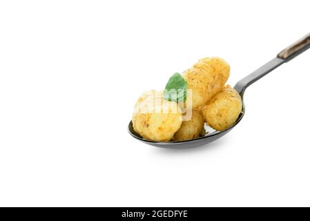 Löffel mit leckeren Pesto Gnocchi auf weißem Hintergrund Stockfoto