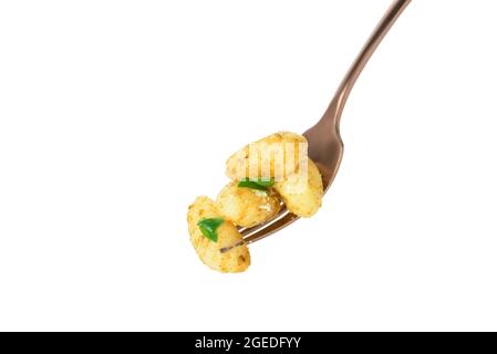 Gabel mit leckeren Pesto Gnocchi auf weißem Hintergrund Stockfoto