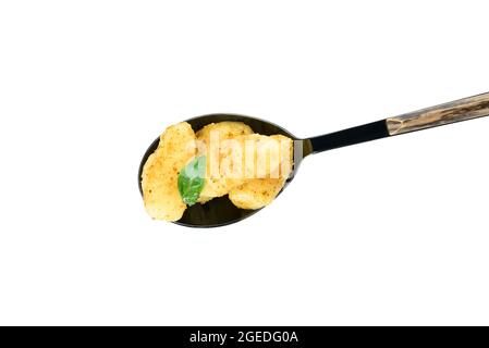 Löffel mit leckeren Pesto Gnocchi auf weißem Hintergrund Stockfoto