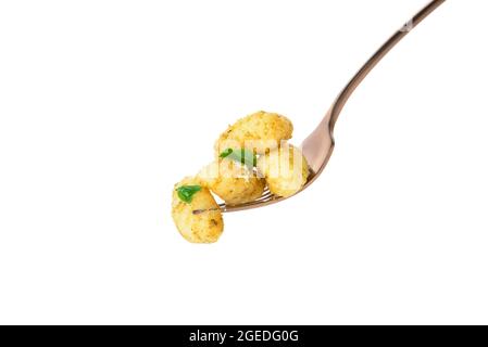 Gabel mit leckeren Pesto Gnocchi auf weißem Hintergrund Stockfoto