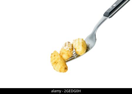 Gabel mit leckeren Pesto Gnocchi auf weißem Hintergrund Stockfoto