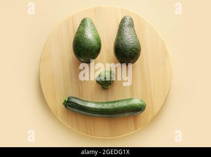 Kreative Komposition mit verschiedenen grünen Gemüse auf farbigem Hintergrund Stockfoto