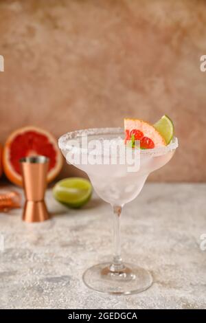 Glas leckere Grapefruit margarita auf hellem Hintergrund Stockfoto