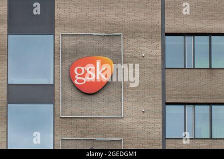 Polen, Poznan - 18. Aug 2021: GlaxoSmithKline Bürogebäude in Poznan, Polen. GlaxoSmithKline, auch GSK genannt, ist ein Pharmaunternehmen. Stockfoto