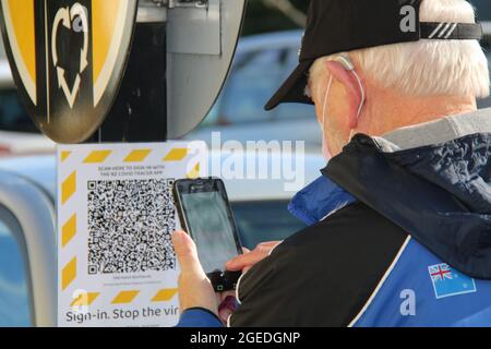 Christchurch, Neuseeland. August 2021. Ein Mann scannt den QR-Code mit seinem Smartphone, bevor er in einen Supermarkt in Neuseeland eindringt.durch das Einscannen können Menschen, die mit dem Virus in Berührung gekommen sind, zurückverfolgt werden. Ganz Neuseeland befindet sich drei Tage lang ab 23.59 Uhr am 17. August 2021 in Alarmstufe 4. Bis heute gibt es in dem Land 55 aktive Fälle von COVID-19. (Foto von Adam Bradley/SOPA Images/Sipa USA) Quelle: SIPA USA/Alamy Live News Stockfoto