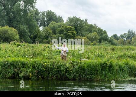 Angler Fliegenfischen auf dem River Test in der Nähe von Houghton in Hampshire, England, Großbritannien Stockfoto