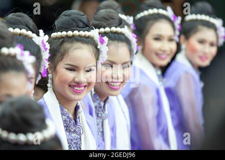 SamutPrakan, Thailand - 30. APRIL 2012: Mon Teenage Girls in traditionellem Kleid haben Spaß zusammen während der Feier des Mon New Year, Songkran Festivals. Stockfoto