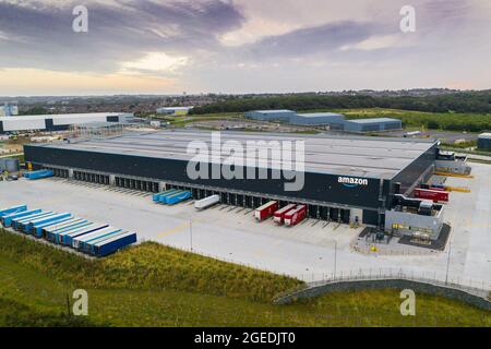 LEEDS, GROSSBRITANNIEN - 13. AUGUST 2021. Luftaufnahme des Amazon Lagerhauses und Versandzentrums in Leeds, West Yorkshire. Stockfoto