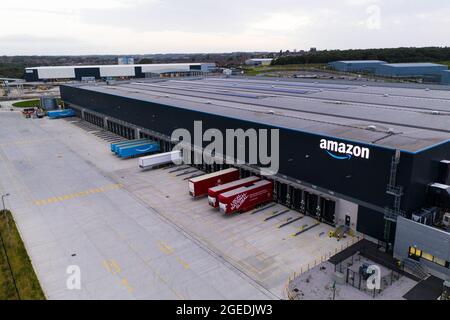 LEEDS, GROSSBRITANNIEN - 13. AUGUST 2021. Luftaufnahme des Amazon Lagerhauses und Versandzentrums in Leeds, West Yorkshire. Stockfoto